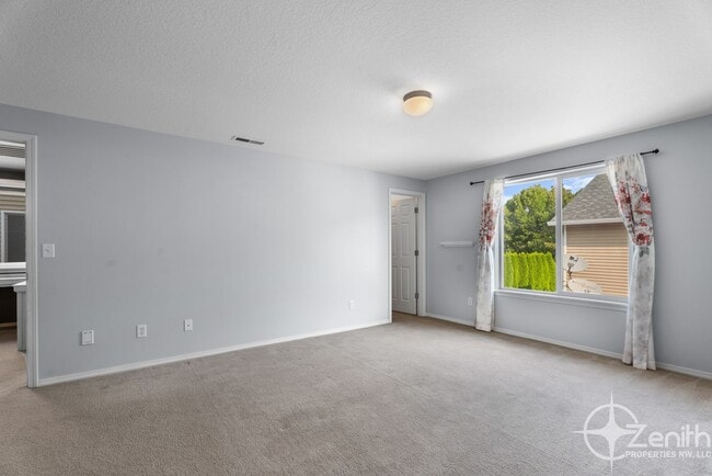 Building Photo - HALF OFF 2ND MONTHS RENT! Fully Updated 4 ...