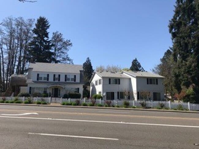 Building Photo - FREE MONTH OF RENT - 3x1.5 House on Browning