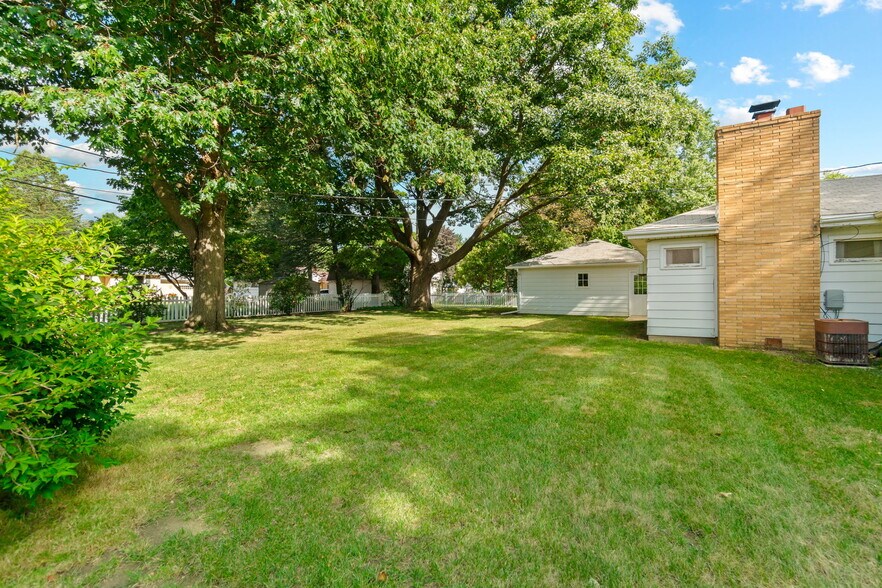 Building Photo - 1238 S Hill Dr