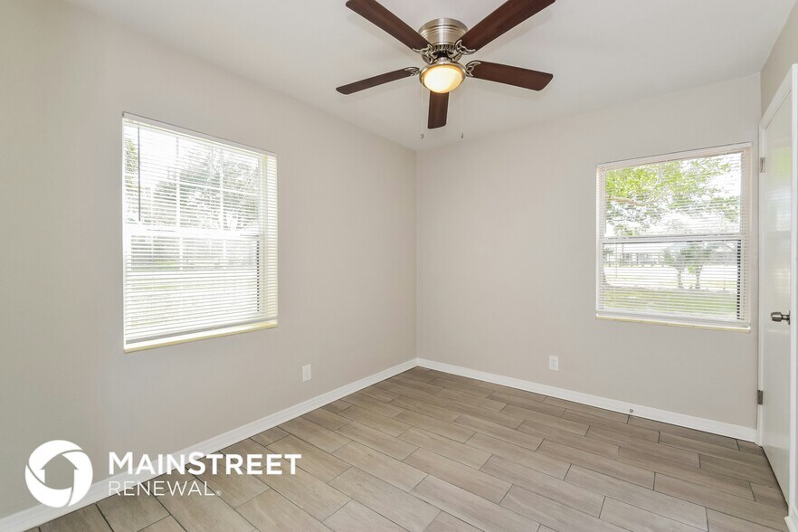 Building Photo - 4542 Tarpon Dr