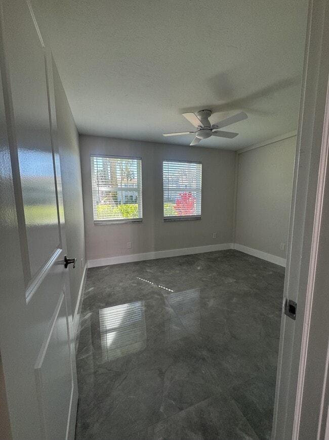 Building Photo - 637 12th Ave S