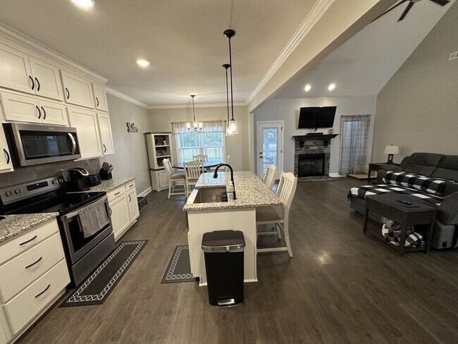 Building Photo - 4 Bedroom 3 Bathroom Home with Bonus Room!