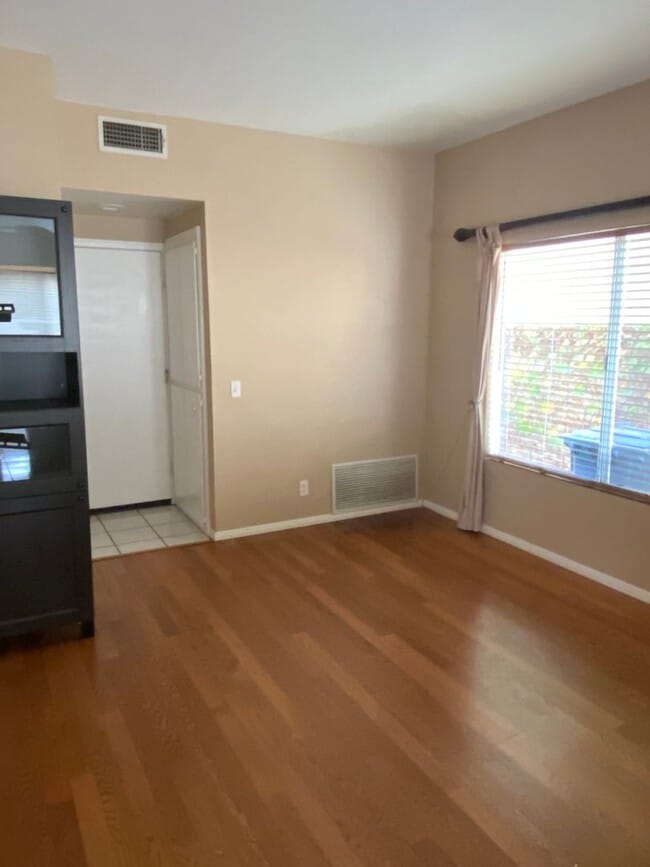 Building Photo - 3 bed, 2 1/2 bath home in the foothills of...
