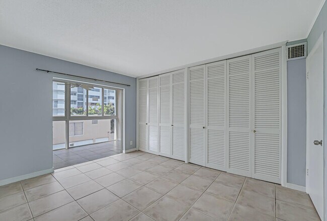 Building Photo - 3915 S Flagler Dr