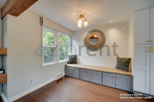 Building Photo - 4522 NE 54th St