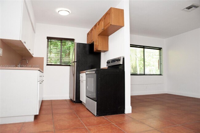 Building Photo - 304 SE 9th Ct