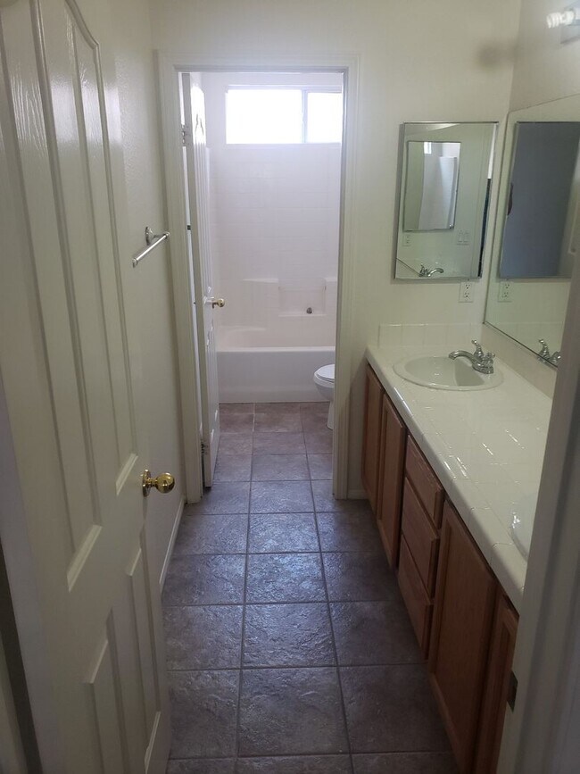 Building Photo - Large 4 BR + Office/Den in Gated Comunity - South Temecula