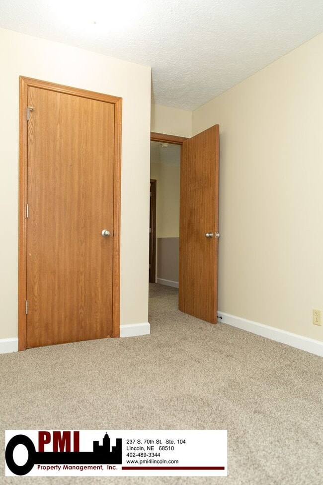 Building Photo - 3 Bedroom and 1.5 bathroom Duplex for Rent