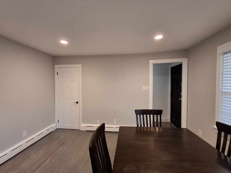 Building Photo - 4 Embroidery St