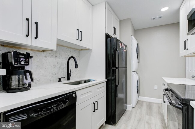 Building Photo - 273 S Pickett St