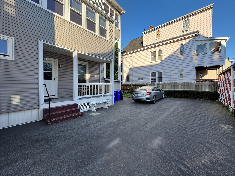 Building Photo - 17 Upham St