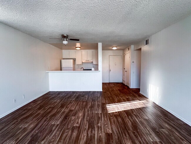 Building Photo - 1400 E Palm Canyon Dr