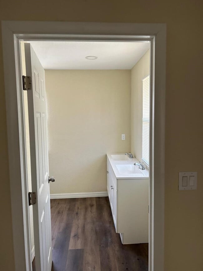 Building Photo - 371 Banyan Ave