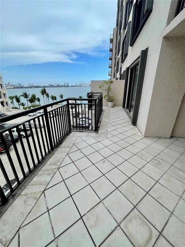 Building Photo - 540 Brickell Key Dr