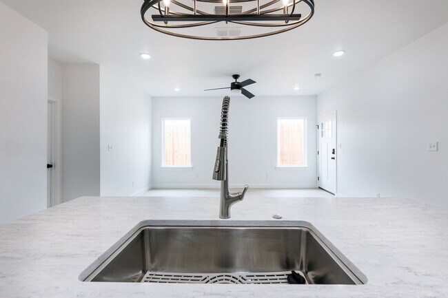 Building Photo - 1704 Elkhart Ave