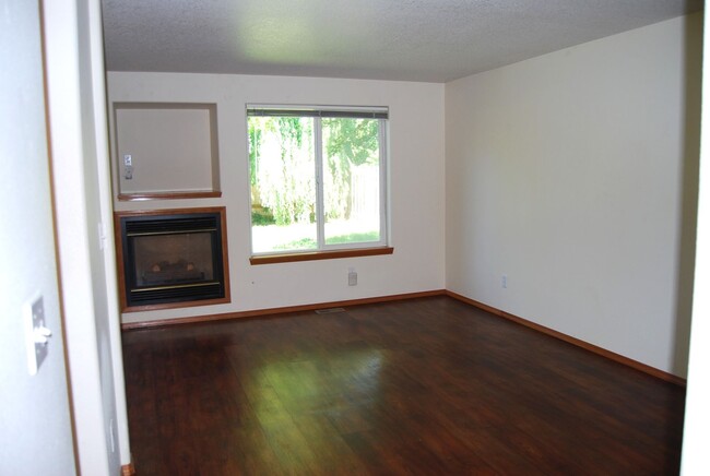 Building Photo - 3 Bedroom 2.5 Bath Town Home Dundee OR