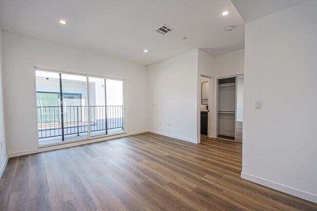 Building Photo - 5235 Satsuma Ave