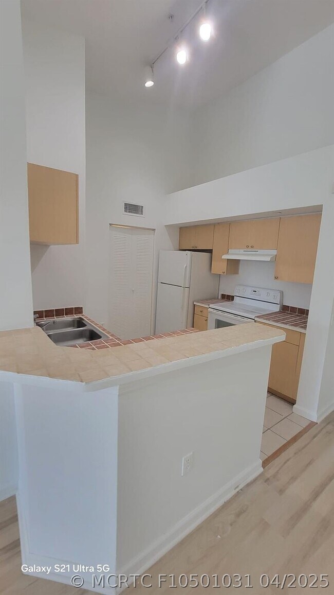 Building Photo - 1220 Villa Cir