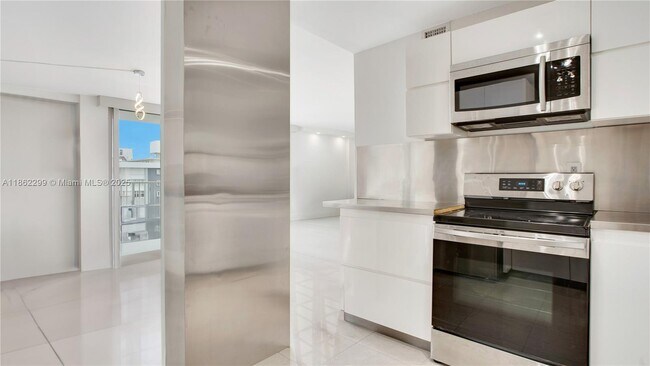 Building Photo - 5838 Collins Ave