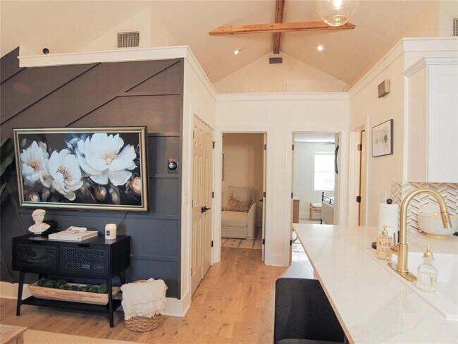 Building Photo - 1308 San Bernard St