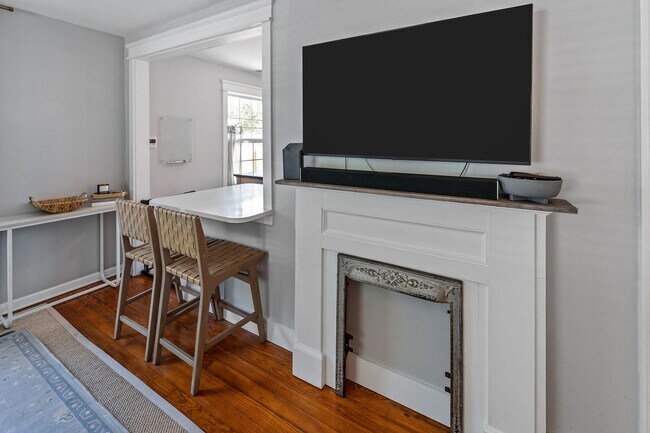 Building Photo - Charming Parkside 2-Bedroom Home Near Daffin Park with Fenced Yard & Patio