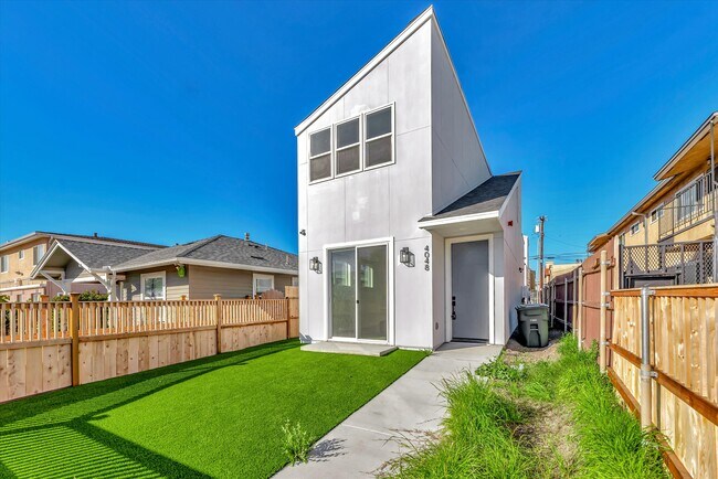 Building Photo - 4048 Cherokee Ave