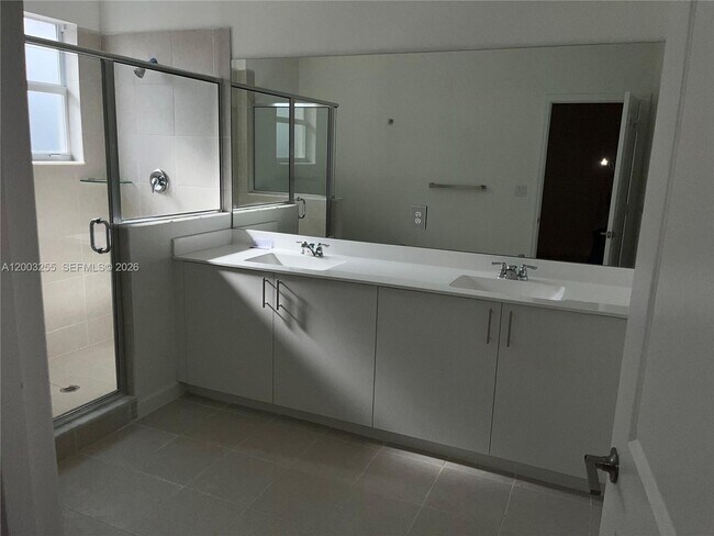 Building Photo - 2679 SE 25th Ter