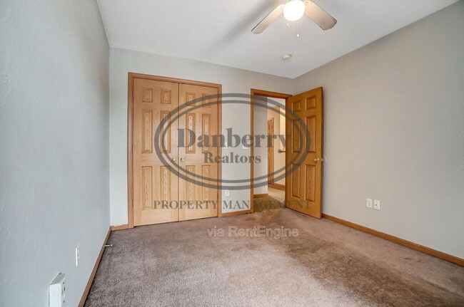 Building Photo - 1115 N Byrne Rd