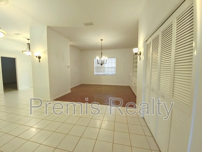 Building Photo - 642 Weathersfield Dr