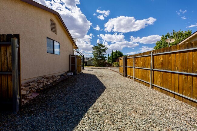 Building Photo - 7313 E Wren Dr