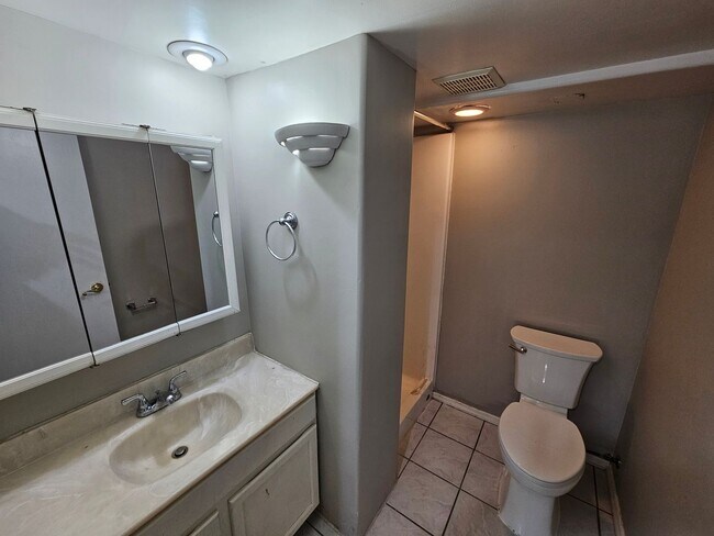 Building Photo - Beautiful Home + Mother-in-Law Suite