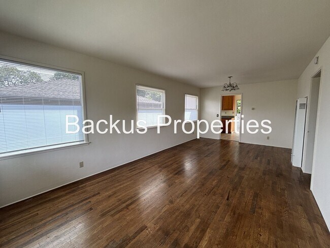 Building Photo - Wonderful two-bedroom home in established neighborhood