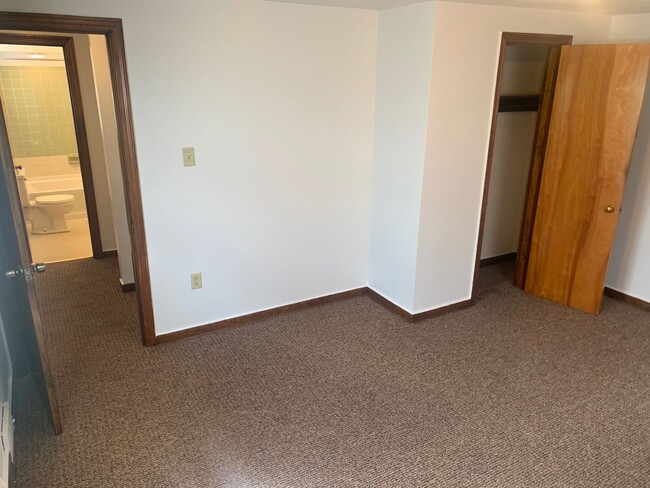 Building Photo - Spacious 2-bedroom 1-bath Townhome, Christ...