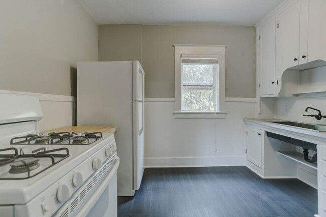 Building Photo - St. Johns: Gorgeous Renovated Studio Ready...