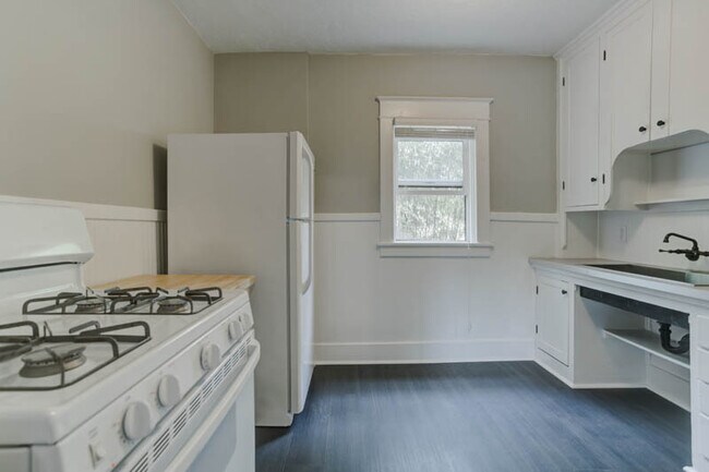 Building Photo - St. Johns Gorgeous Renovated Top Floor Studio