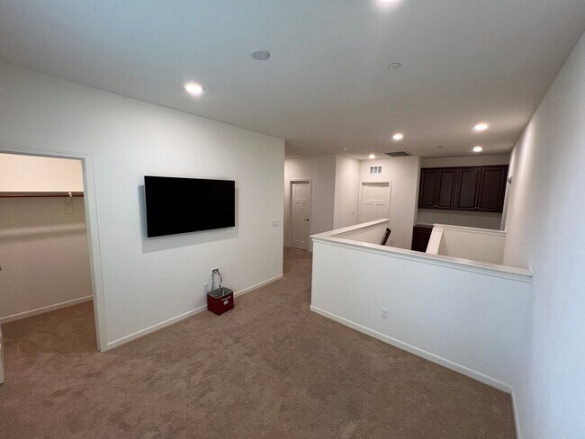 Building Photo - Gorgeous 4 Bedroom Broadstone Home!