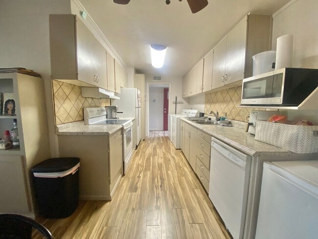 Building Photo - PRE LEASING NOW - AVAILABLE 8/1