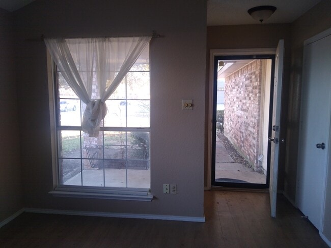 Building Photo - 415 Valley Mills Dr