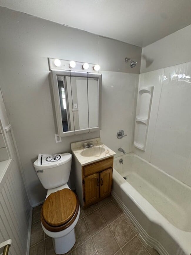 Building Photo - 2217 Shadybrook Dr