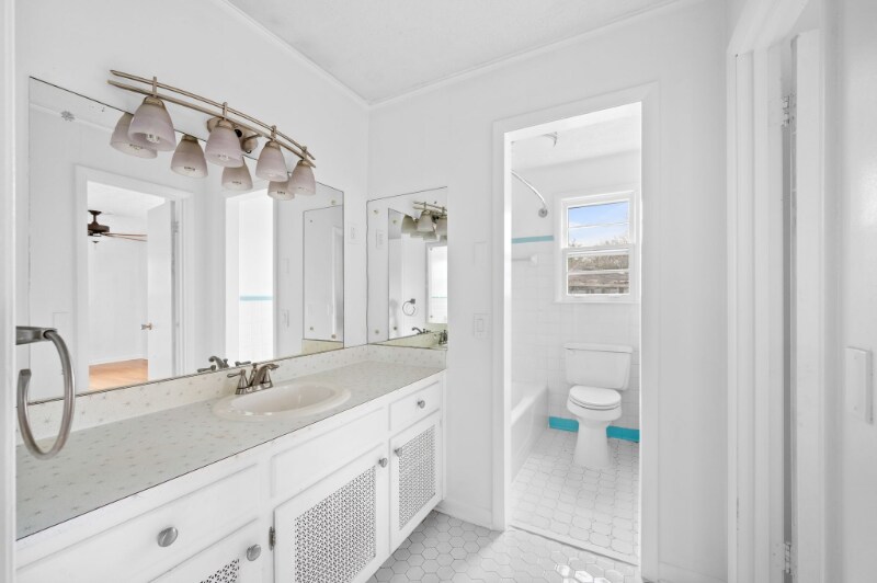 Building Photo - 504 Continental Dr