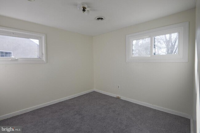 Building Photo - 1016 S Hilton Rd