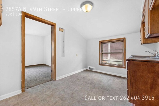 Building Photo - Two bedroom upper duplex in great Milwauke...