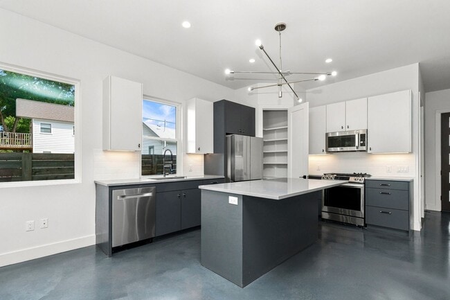 Building Photo - 935 E 51st St