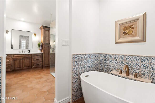 Building Photo - 1025 E Morten Ave