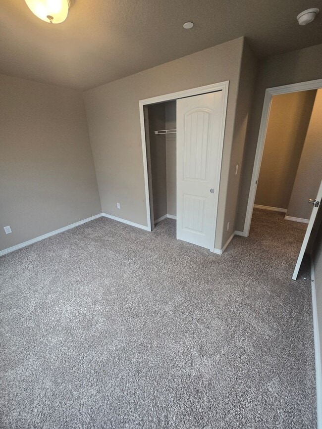 Building Photo - 2421 Ridge Top Dr