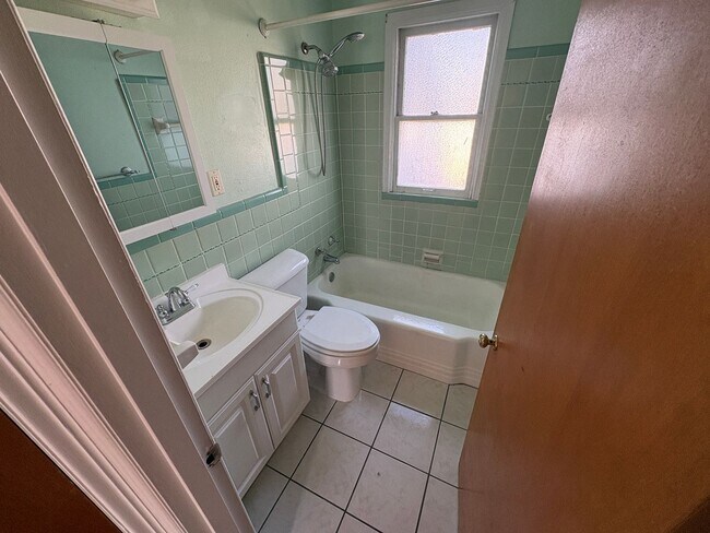 Building Photo - 1231 Hoyt Dr