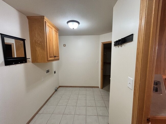 Building Photo - Beautiful 3 bed 3 bath duplex located in quiet neighborhood!