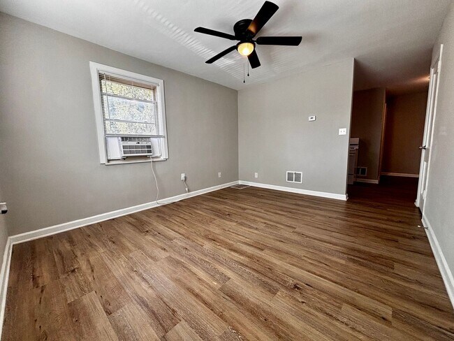 Building Photo - Newly Renovated 2 bedroom in Fairborn! Close to Wright Patt and I-675