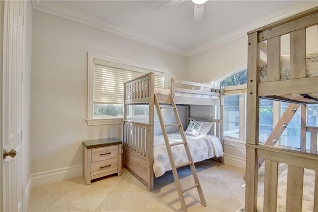 Building Photo - 1320 S Lakeside Dr