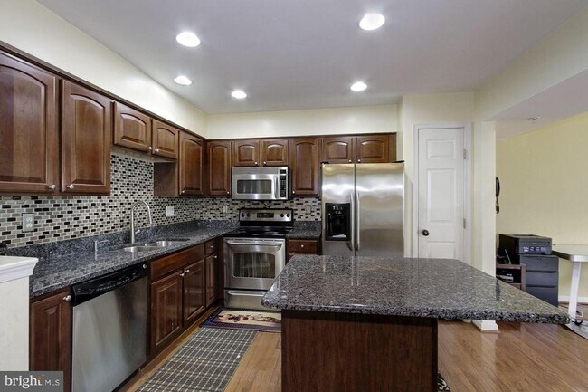 Building Photo - 7055 Oak Grove Way